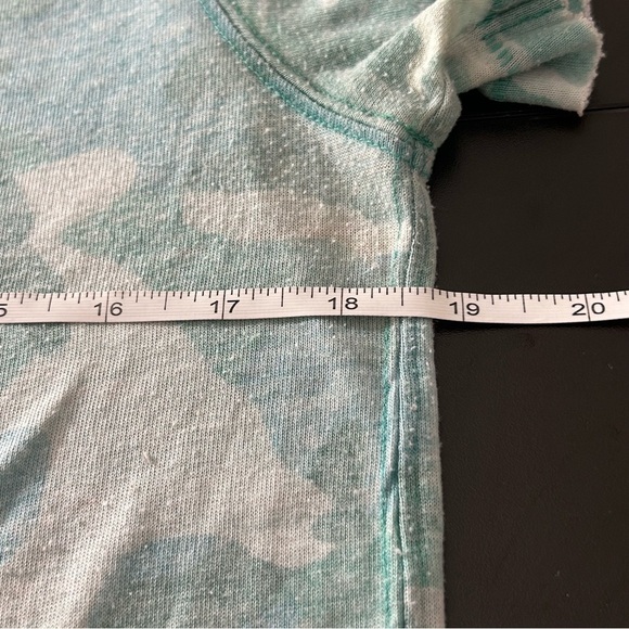 Free People Women's Short Sleeve T-Shirt Blue Green Camo Print Size XS - Picture 6 of 8